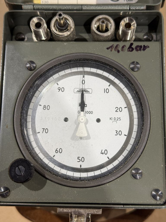 Preview: Thommen Revue Präzisions-Druckmessgerät Typ 18A3.101.02 bis 1 bar Messgerät im Transportkoffer gebraucht