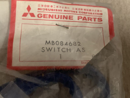 Preview: MB084682 original Mitsubishi wiper switch NEW old stock.