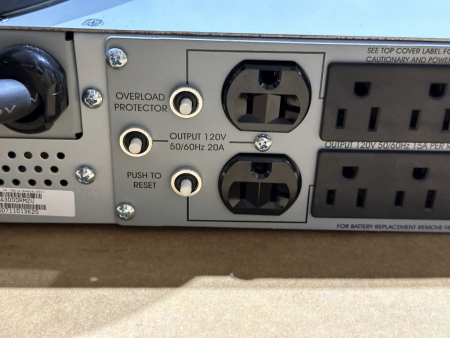 SUA3000RM2U APC Smart-UPS 3000VA USB & Serial RM 2U 120V unbenutzt