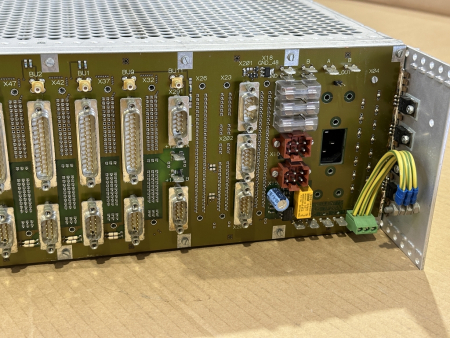 Frequentis BGT IF 2000 Baugruppenträger Rack-System ERIF 01.11 Netzteil 136-010762J (gebraucht)