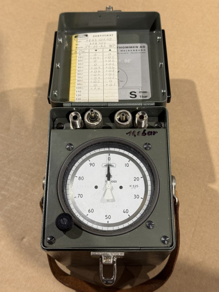 Thommen Revue Präzisions-Druckmessgerät Typ 18A3.101.02 bis 1 bar Messgerät im Transportkoffer gebraucht