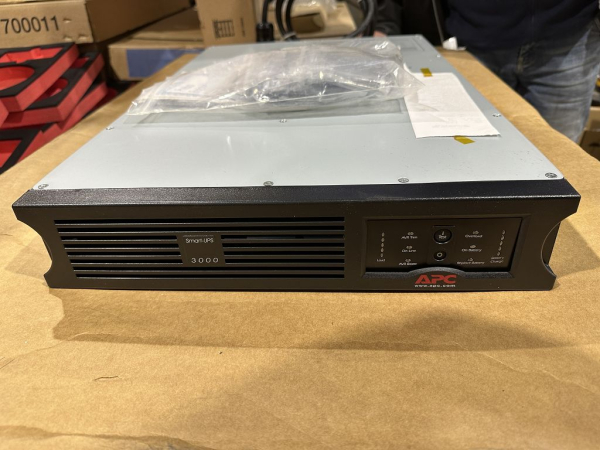 SUA3000RM2U APC Smart-UPS 3000VA USB & Serial RM 2U 120V unbenutzt