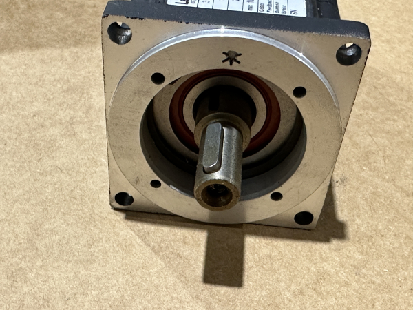 MCS 06C60-RS0B0-B11N-ST5S00N-R0SU 15064457 2975078 Lenze MCS Servomotor NEU