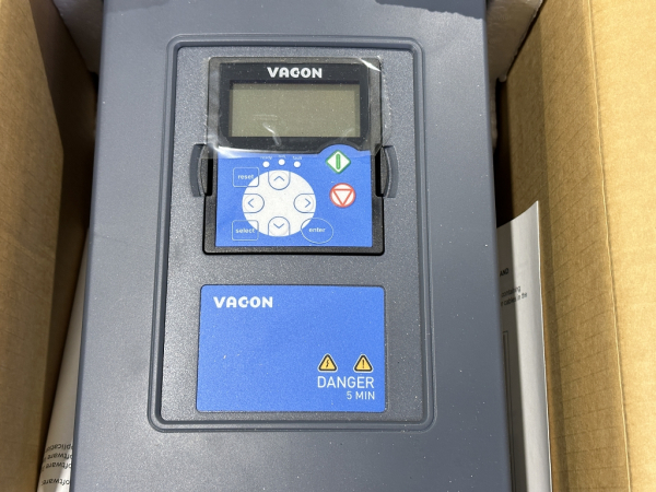 NXP00046-A2L1SSV-A1A2000000 2.2kW 525-690VAC VACON NXP drive unbenutzt IP21