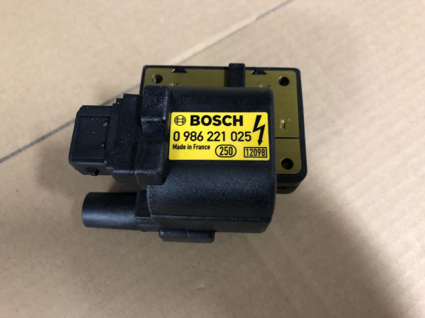 0986221025 Bosch Zündspule Renault 7700100589 NEU