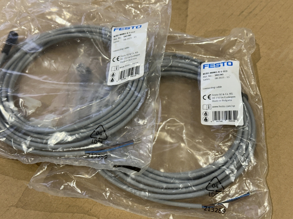 2x NEBU-M8W3-K-5-LE3 541341 FESTO Verbindungsleitung