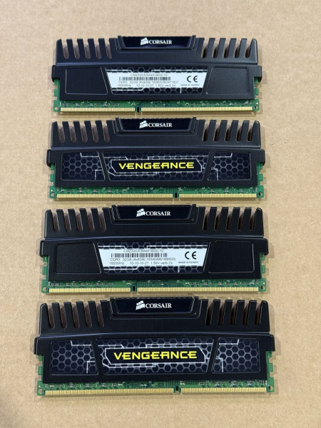 Corsair Vengeance CMZ32GX3M4X1600C10 32GB DDR3 1600MHz Arbeitsspeicher-Kit 4x8GB
