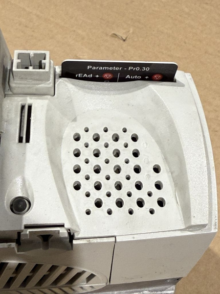 Emerson Unidrive SP1402 Frequenzumrichter mit SM-Keypad STDS41