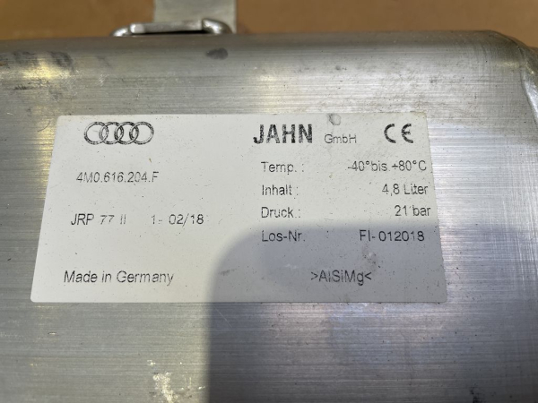4M0616204F original Audi pressure accumulator on the right