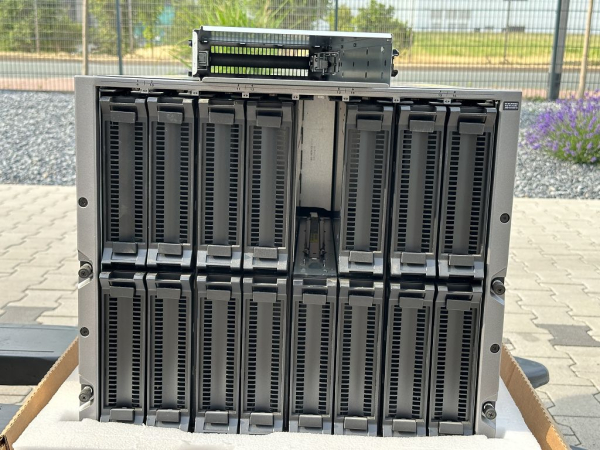 Dell PowerEdge M1000e BMX01 Blade Chassis server rack iKVM CMC Force10 MXL 10/40GbE used