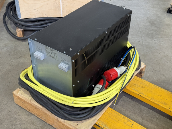 CYSCO ENERGY SFC 30 TT SFC30TT Spannungs-Frequenz-Wandler mit 2× Spannungswandlern